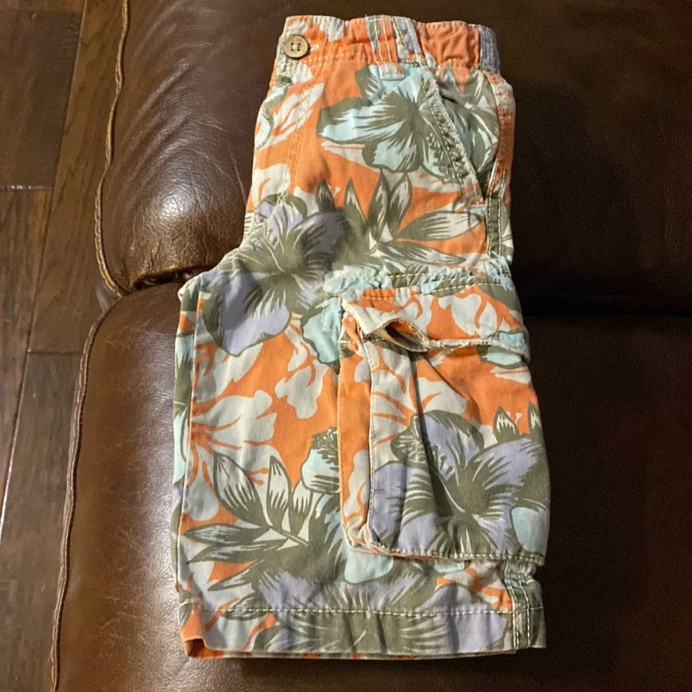 🌺 Mini Boden | Boys Hawaiian Print Cargo Shorts | Boys Size: 6Y